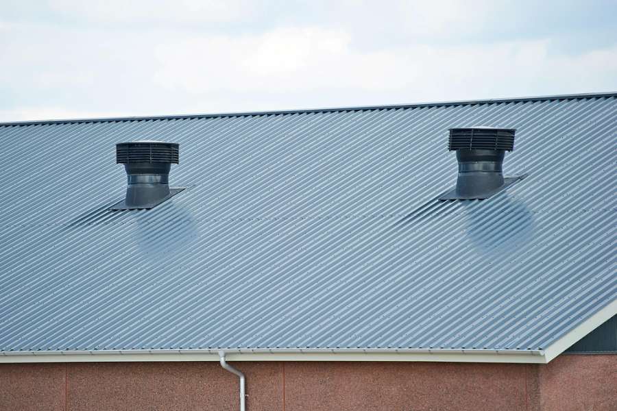 Große Dachflächen aus Trapezprofilen von DS, Saksagervej 1, 9670 Vrå 